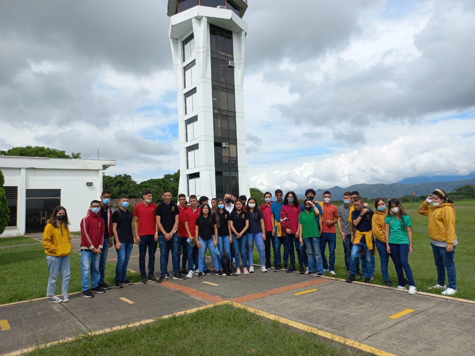 En este momento estás viendo LOS ALUMNOS DEL COLEGIO MI COLEGIO DEL ALMA VISITAN NUESTRO AEROPUERTO