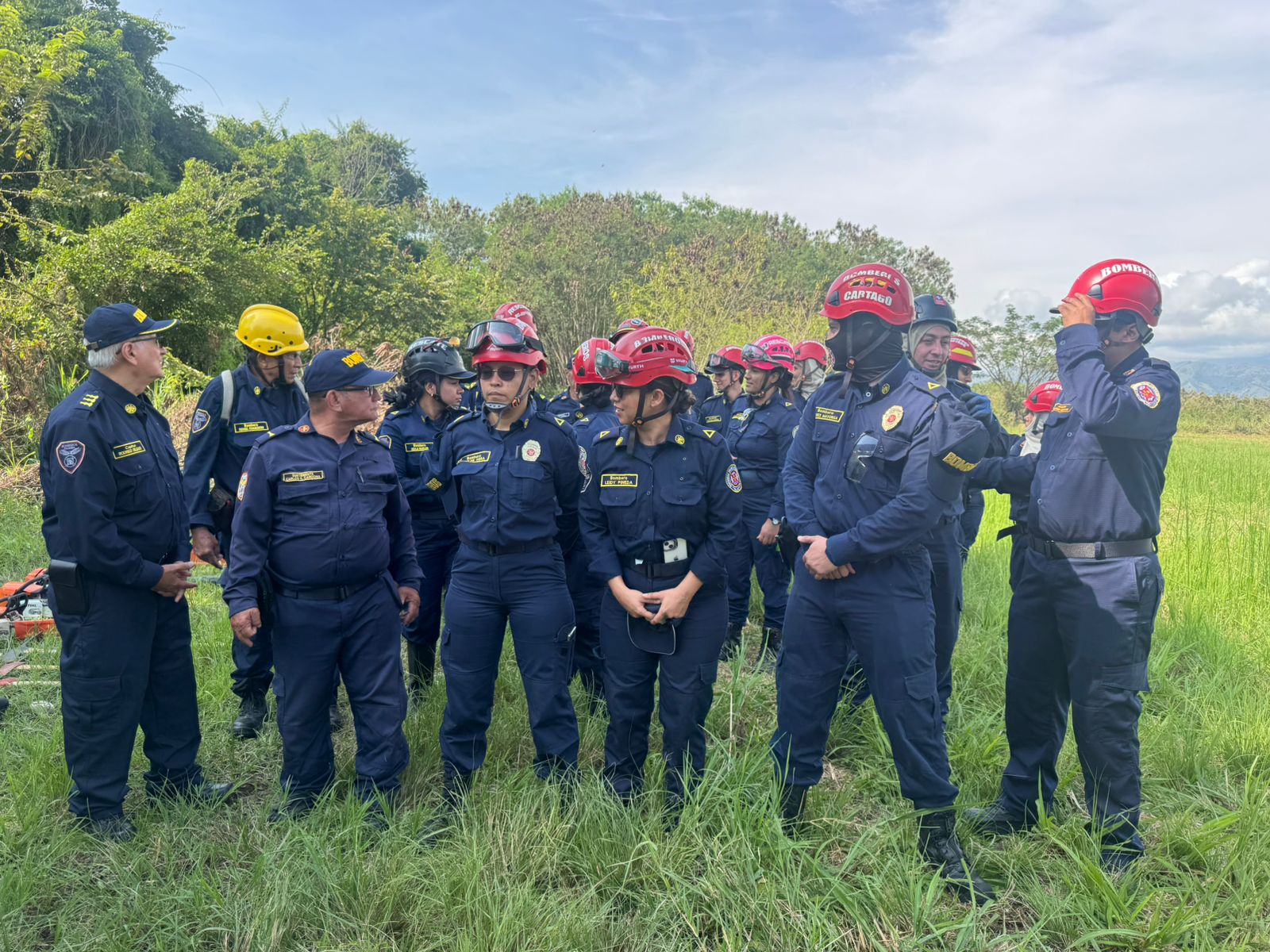 En este momento estás viendo VISITA BOMBEROS AL AEROPUERTO